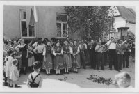 194x-195x - 001 - Musiker: v.l.n.r. Edward Düchs, ?, Ludwig Kinzinger, Alois Scheckenbach, Valentin Endres, Edwin Dürr, ?
Trachtenmädchen: v.l.n.r. Hildegart Fuchs, ?, Rita Dürr, Brigitte Fuchs